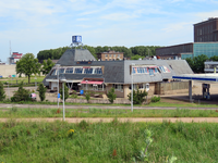 850294 Gezicht op het voormalige AC-wegrestaurant (Thoriumweg 1) op bedrijventerrein Lage Weide te Utrecht.N.B. De ...